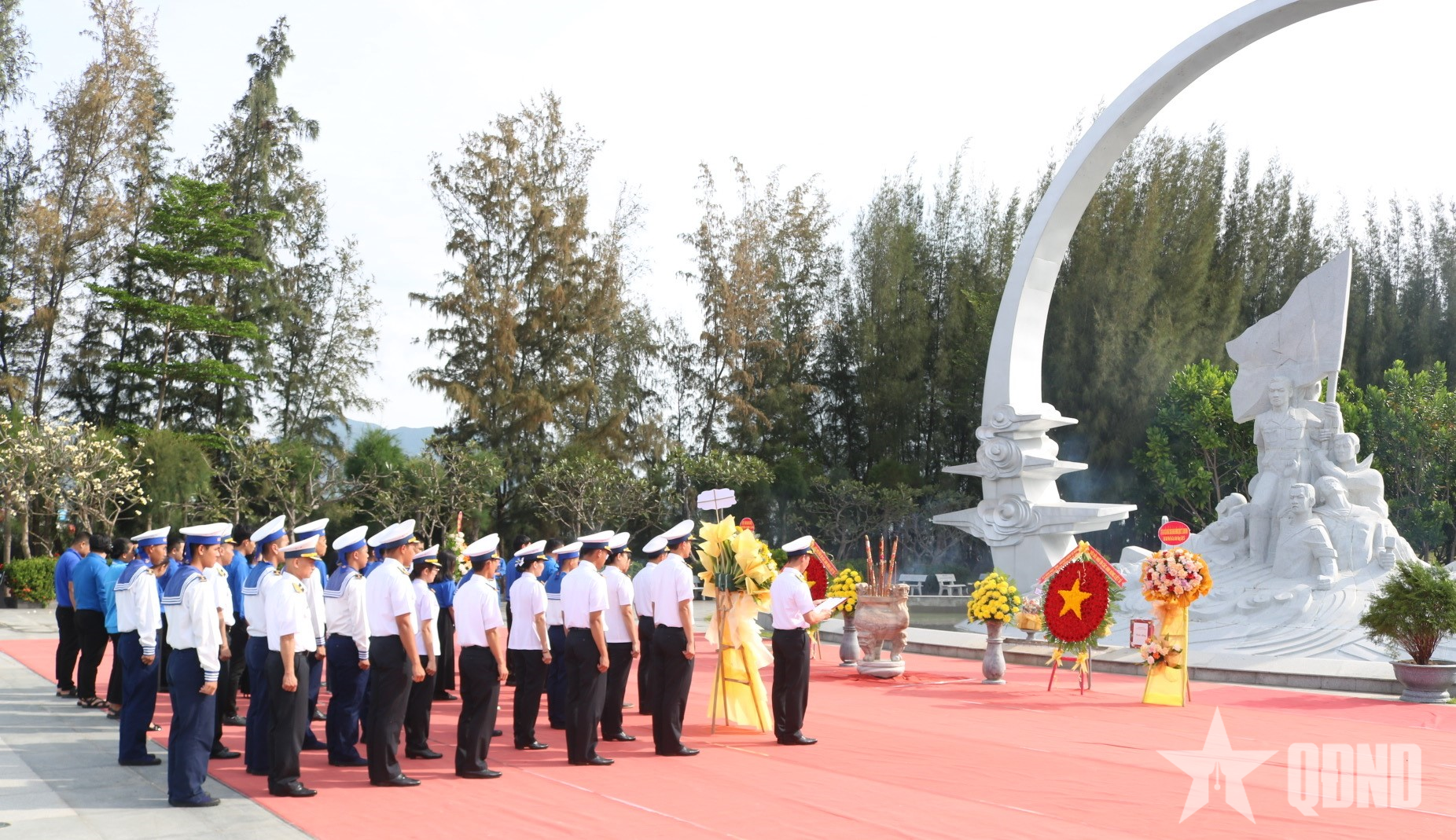 Đoàn cơ sở Lữ đoàn 189 dâng hương tại Khu tưởng niệm chiến sĩ Gạc Ma